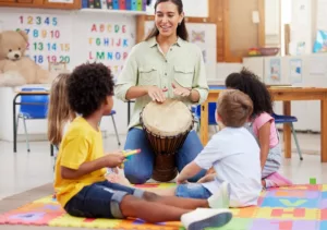 sabra-música-crianças-desenvolvimento-sociais-habilidades-aprender-grupo-escolas-ajuda-alunos-musicais-trabalho