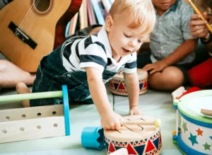 sabra-música-memória-criança-desenvolver-musical-ajudar-habilidade-musicais-canto-atividade-concentração-criatividade-instrumentos-ritmos